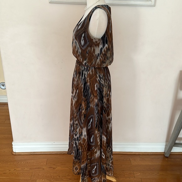 Addressing woman lined sleeveless dress. - Picture 4 of 8